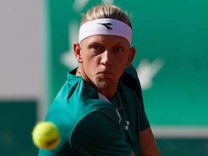 Davidovich se dispone a golpear la pelota durante el partido contra Van Assche en Roland Garros.