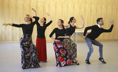 Antonio Najarro, director artistico del Ballet Nacional de España, asesora a los finalista del Festival Talent 2016, en los Teatros del Canal en Madrid.
.