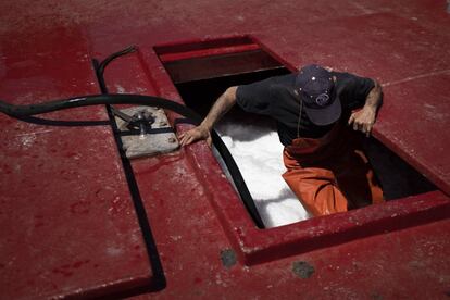 La bodega del barco se llena de hielo picado y agua de mar para almacenar los atunes recién pescados.