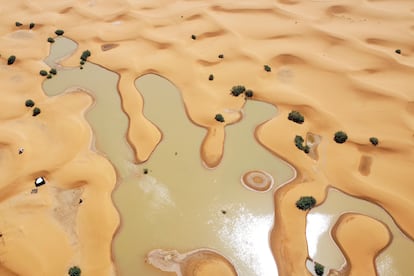 Vista aérea de un lago formado por las fuertes lluvias caídas en Merzouga, el 2 de octubre.