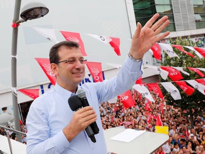 El candidato socialdemócrata a la alcaldía de Estambul, Ekrem Imamoglu, saluda a sus seguidores durante un acto de campaña este jueves en el distrito de Ümraniye.