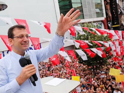 El candidato socialdemócrata a la alcaldía de Estambul, Ekrem Imamoglu, saluda a sus seguidores durante un acto de campaña este jueves en el distrito de Ümraniye.