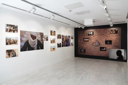 Vista general de una parte de la exposición 'Las Tres Fronteras' que se puede ver en la sede de Casa África en Las Palmas de Gran Canaria hasta el 16 de septiembre.