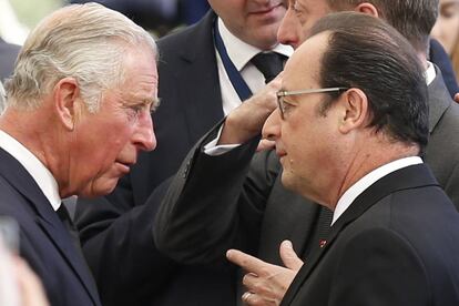 El principe Carlos (i) de Inglaterra conversa con el presidente francés François Hollande durante el entierro en el cementerio Monte Herzl.