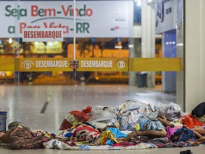 Imigrantes venezuelanos passam a noite no chão da rodoviária de Boa Vista.