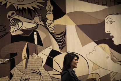 La embajadora ante la ONU de Donald Trump pasa frente al tapiz del Guernica, en 2018.
