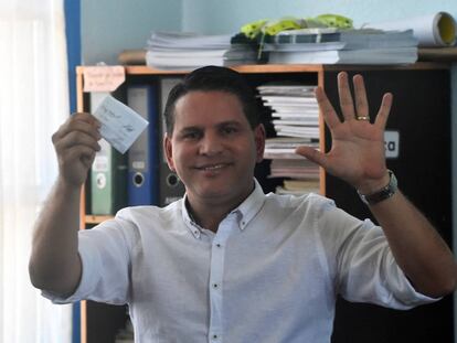 El pastor evangélico costarricense Fabricio Alvarado en el colegio electoral donde depósito su voto.