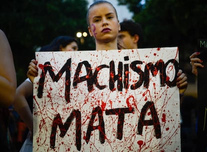 Mulheres fazem ato no Rio, em junho.