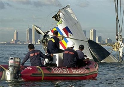 Guardacostas filipinos sacan a flote restos del avión siniestrado.