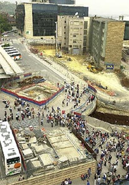 Desalojo de Termibús tras el aviso de coche bomba en el edificio de Hacienda de Vizcaya, al fondo de la imagen.