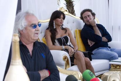 Flavio Briatore, en primer plano. Al fondo, uno de su socios, Alejandro Agag, yerno de José María Aznar y Elisabetta Gregoraci.