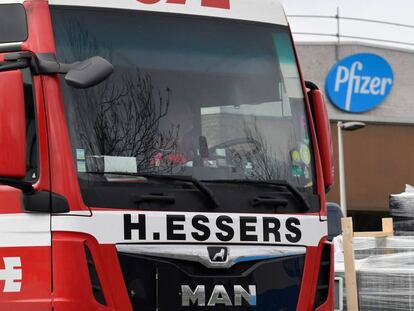 Camión de reparto junto a la planta de Pfizer en Puurs (Bélgica), desde donde la empresa distribuye a Europa. 