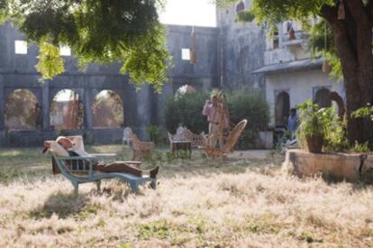 Patio del hotel Ravla Khempur, en una escena de la película.
