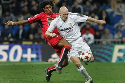 Gravesen protege la pelota ante Zarandona.