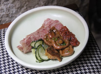 Plato de níscalos, con cabeza de jabalí, pimiento y calabacín, de El Brote, en una imagen proporcionada por el restaurante.