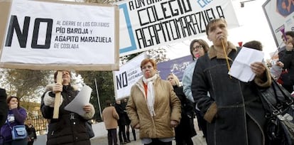 Padres frente al colegio Agapito Marazuela, en Coslada.