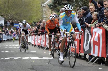  El ciclista español Alberto Contador (derecha) pedalea durante la carrera de Fleche Wallone disputada en Huy, Bélgica, en 2010.