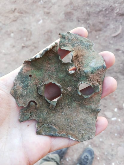 Impacto de flechas de ballesta en una plancha metálica hallada en el castillo de La Estrella.