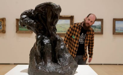 Un visitante del Museo Guggenheim, de Bilbao, observa una obra de la nueva exposición temporal.