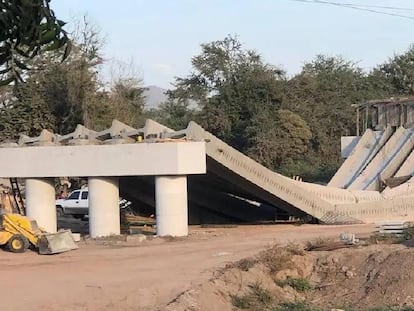 El nuevo puente El Quelite, colapsado cuando se encontraba aún en construcción en la carretera entre Mazatlán y Culiacán, en el Estado de Sinaloa.