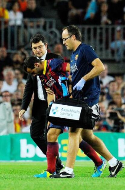 Mascherano se retira del campo lesionado.