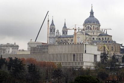 El Museo de Colecciones Reales cubre en parte la fachada de la Almudena.