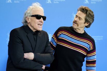 Abel Ferrara y Willem Dafoe posan ante los fotógrafos en la presentación de 'Siberia'.