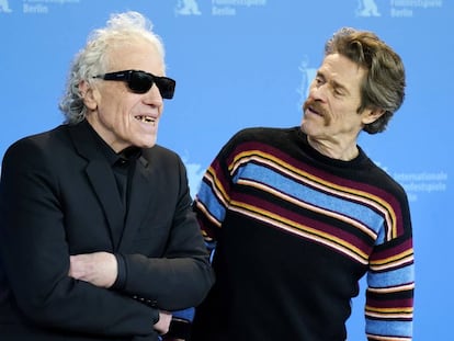 Abel Ferrara y Willem Dafoe posan ante los fotógrafos en la presentación de 'Siberia'.