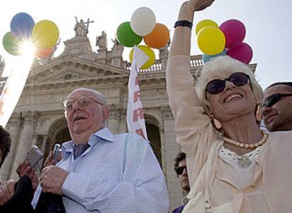 El Premio Nobel de Literatura Dario Fo junto a su mujer, Franca Rame, durante la manifestación de Roma.