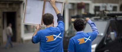 Dos joves catalans donen suport al sí a la independència d'Escòcia a Edimburg el setembre passat.