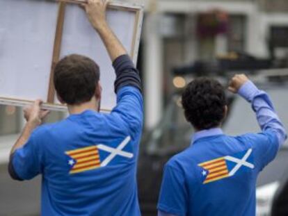 Dos joves catalans donen suport al sí a la independència d'Escòcia a Edimburg el setembre passat.