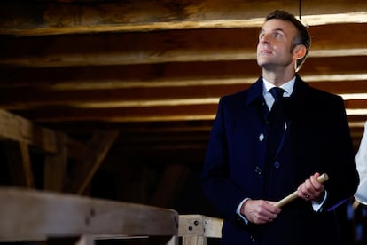 El presidente de Francia, Emmanuel Macron, en en interior de la catedral de Notre Dame el pasado viernes.