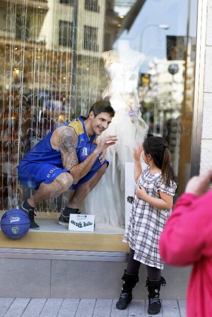 El jugador de baloncesto se hizo un hueco entre los vestidos blancos de Eva Novias (C/ Goya, nº 84).