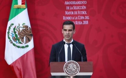 Márquez, durante la ceremonia de abanderamiento de México .