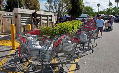 Clientes se aseguran de rellenar sus tanques de propano antes de que llegue el huracán Matthew, en Hollywood, Florida.