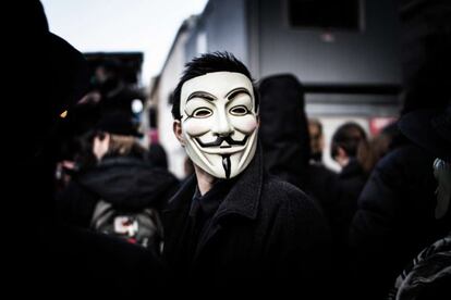 Una persona luce la máscara de Anonymous, bajo cuyo seudónimo se realizan acciones o publicaciones individuales o concertadas.