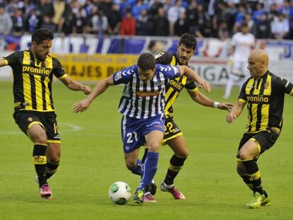 El alavesista Laborda pelea con varios jugadores del Zaragoza. Movilla, a la drecha.