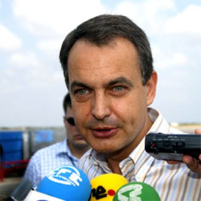 Zapatero se dirige a la prensa a su llegada a Menorca para las vacaciones de verano.