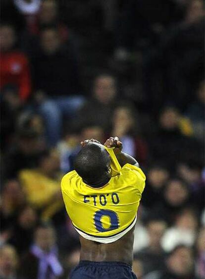 Eto'o se lamenta tras fallar una ocasión en el encuentro de ayer contra el Atlético.