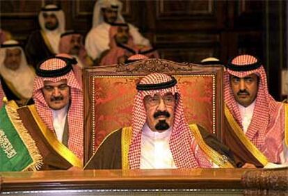 El príncipe heredero de Arabia Saudí, Abdulá Ben Abdulaziz (en el centro), y el ministro de Asuntos Exteriores, Saud al Faisal (a la izquierda), en una reunión de los países del golfo Pérsico en 2001.