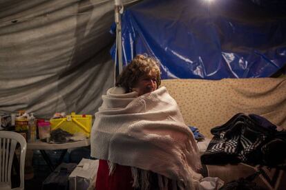 Lucina Chávez, de 75 años, vive desde el sismo en un campamento.