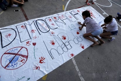 Dos niñas pintan una pancarta en un colegio de Barcelona.