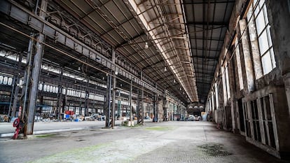 Catedral de la industria. Así se conoce a la antigua Nave de Talleres Generales de Puerto de Sagunto, cuyo espacioso interior se destina ahora a eventos culturales.