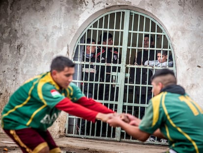 Entrenamiento de rugby organizado por  Deportistas por la paz en una prisión de Argentina. Es una actividad englobada en el marco del programa de inserción de presos y expresos de la Red Creer.