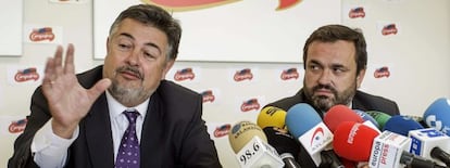 Los directores generales de Campofrío Food Group Fernando Valdés (i) y de Campofrío España Ignacio González (d) durante la rueda de prensa que han ofrecido en una de las plantas que la factoría tiene en Burgos tras el incendio originado ayer en la planta principal que sigue activo.