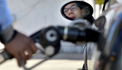 Un hombre reposta combustible en una gasolinera. 