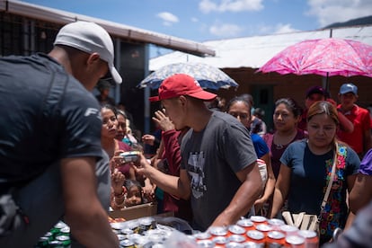 Los lugareños en Guatemala ofrecen refrescos a los mexicanos que huyeron de Amatenango.