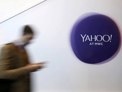 Un usuario, ante el logotipo de Yahoo.