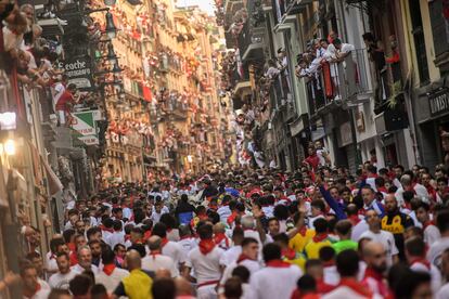 Rápido, intenso, emocionante y bullicioso, así ha resultado el segundo encierro de los sanfermines, celebrado este sábado.