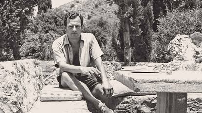 El escritor británico Patrick Leigh Fermor, en su casa en Kardamili, en los años 60.